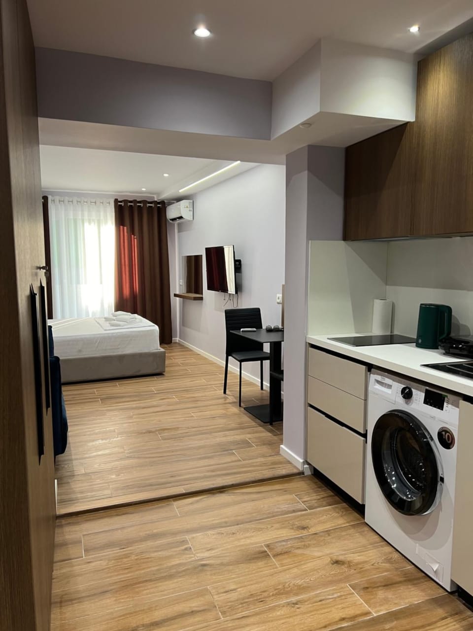 Kitchen or kitchenette, washing machine