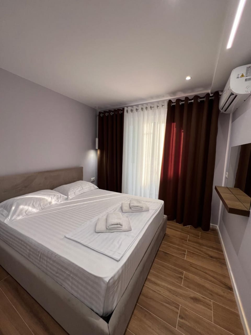 Bed, Bedroom, towels