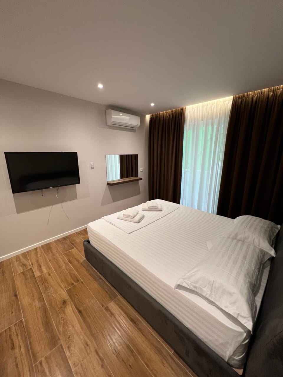 Communal lounge/ TV room, Bed, TV and multimedia, Photo of the whole room, Bedroom, air conditioner