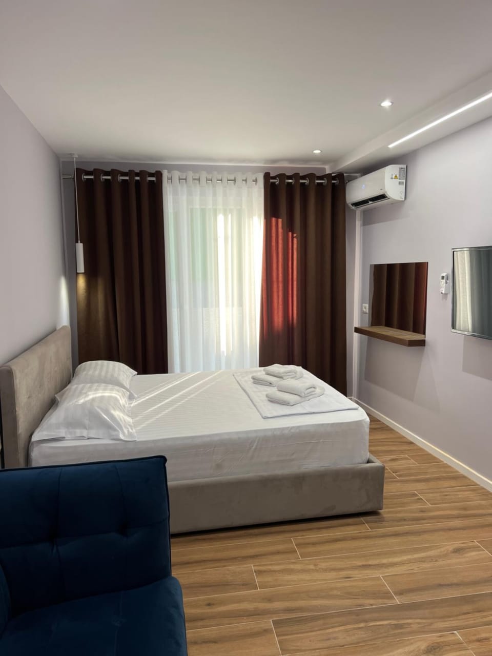 Bed, TV and multimedia, Photo of the whole room, Bedroom, air conditioner