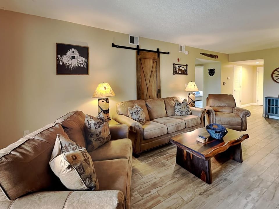 TV and multimedia, Living room, Seating area, fireplace, furniture