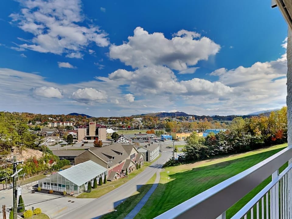 Neighbourhood, Natural landscape, View (from property/room), Balcony/Terrace, Autumn, City view