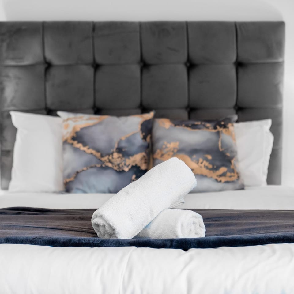 Bed, Bedroom, towels