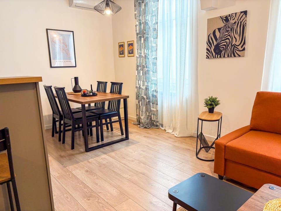 Seating area, Dining area