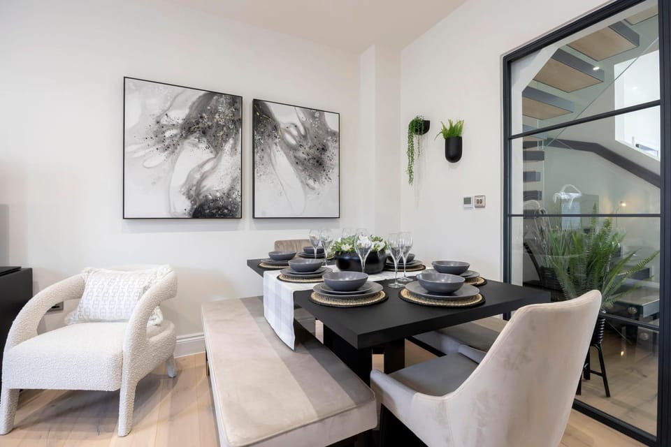 Elliot Oliver - Stunning 4 Bedroom Home with Parking in Cheltenham House in Cheltenham