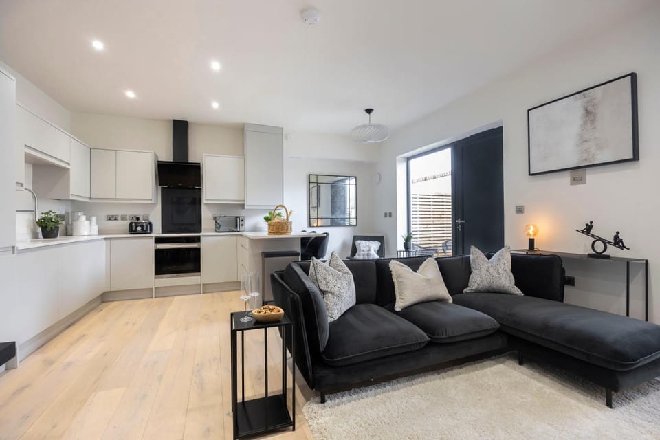 Elliot Oliver - Stunning 4 Bedroom Home with Parking in Cheltenham House in Cheltenham