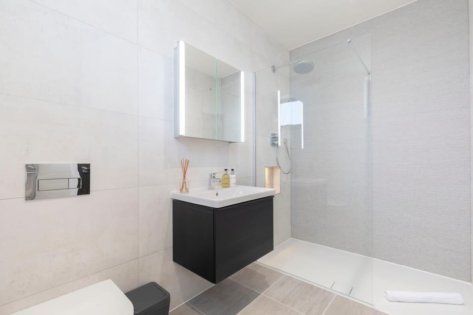 Elliot Oliver - Stunning 4 Bedroom Home with Parking in Cheltenham House in Cheltenham