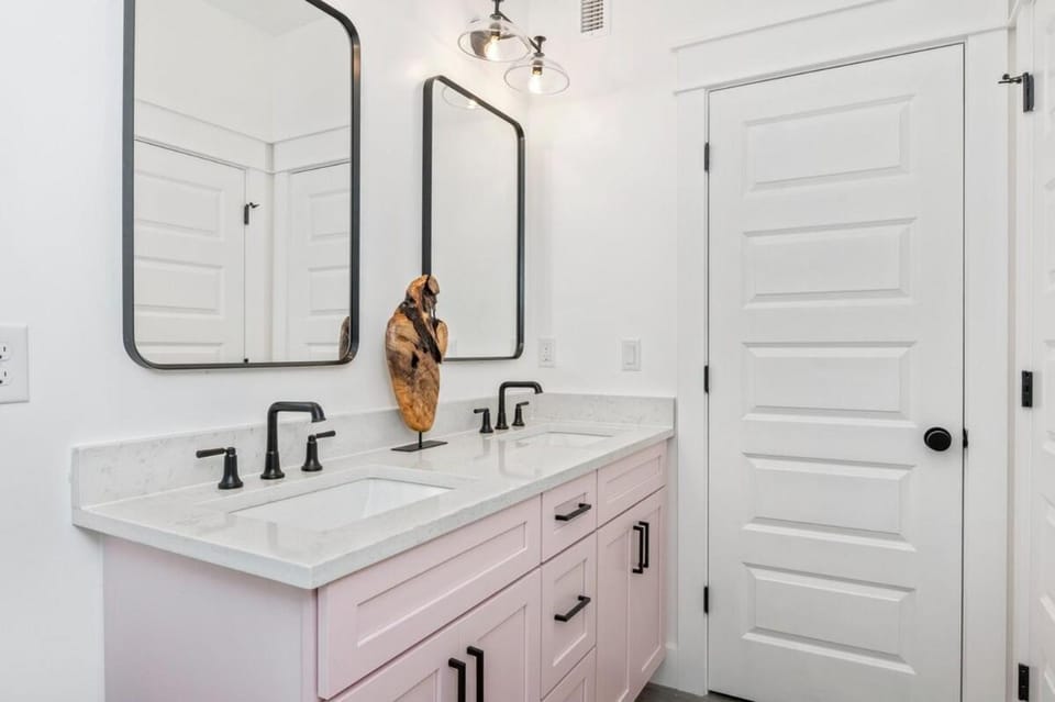 Steps to Beach - Sleeps 24 - Pool & Golf Cart House in Destin