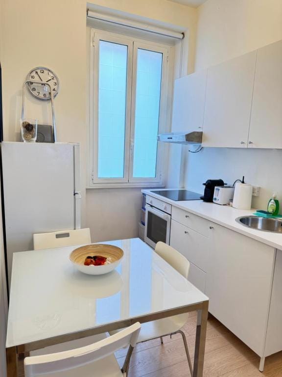 Kitchen or kitchenette, Dining area, internet, oven, stove, toaster