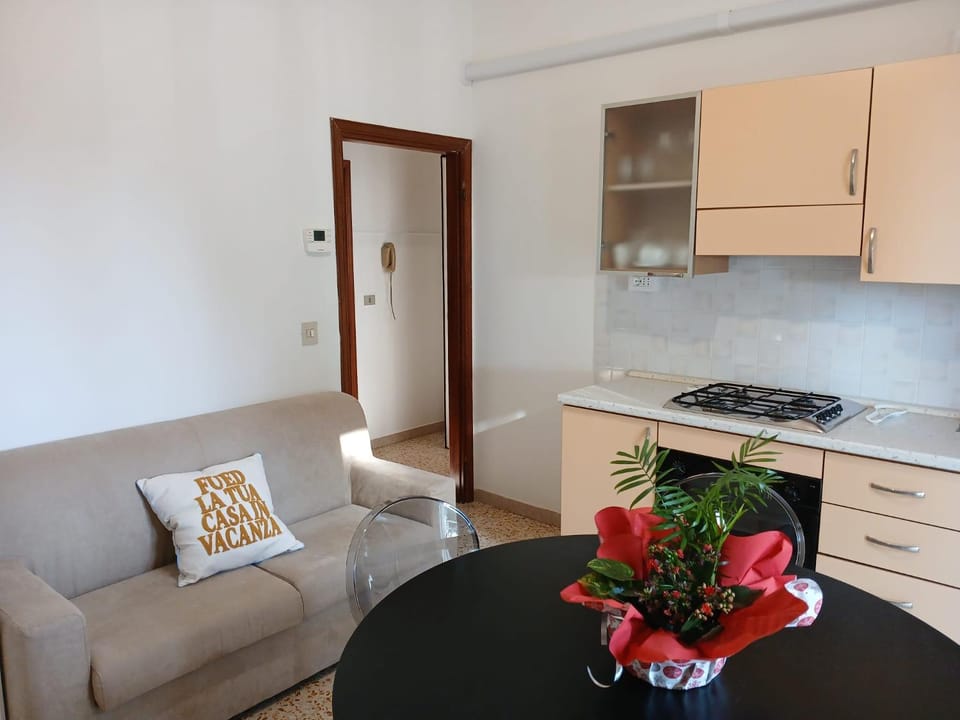 Accogliente bilocale con terrazzo a Pinarella di Cervia - CV006 Apartment in Cervia