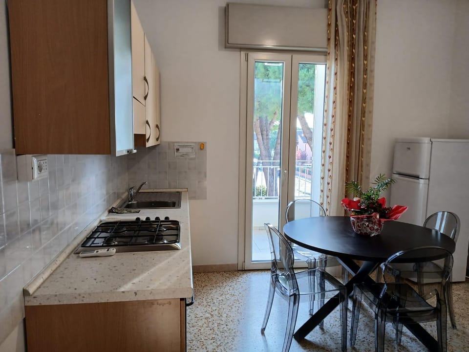 Accogliente bilocale con terrazzo a Pinarella di Cervia - CV006 Apartment in Cervia