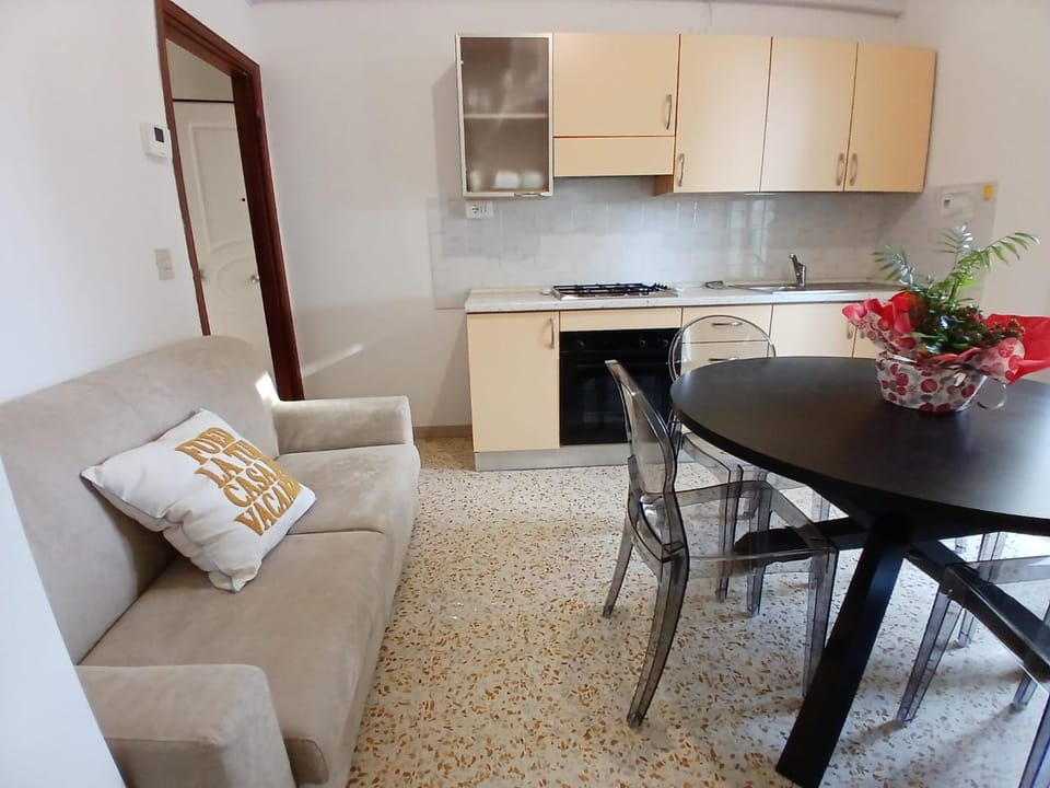 Accogliente bilocale con terrazzo a Pinarella di Cervia - CV006 Apartment in Cervia