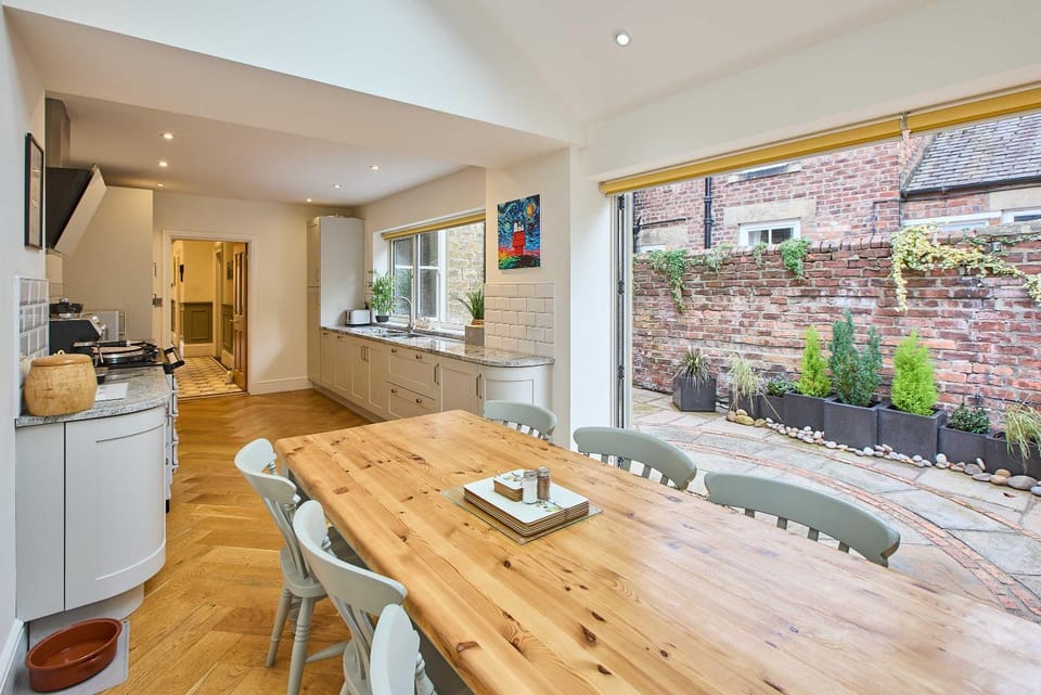 Kitchen or kitchenette, Seating area, Dining area