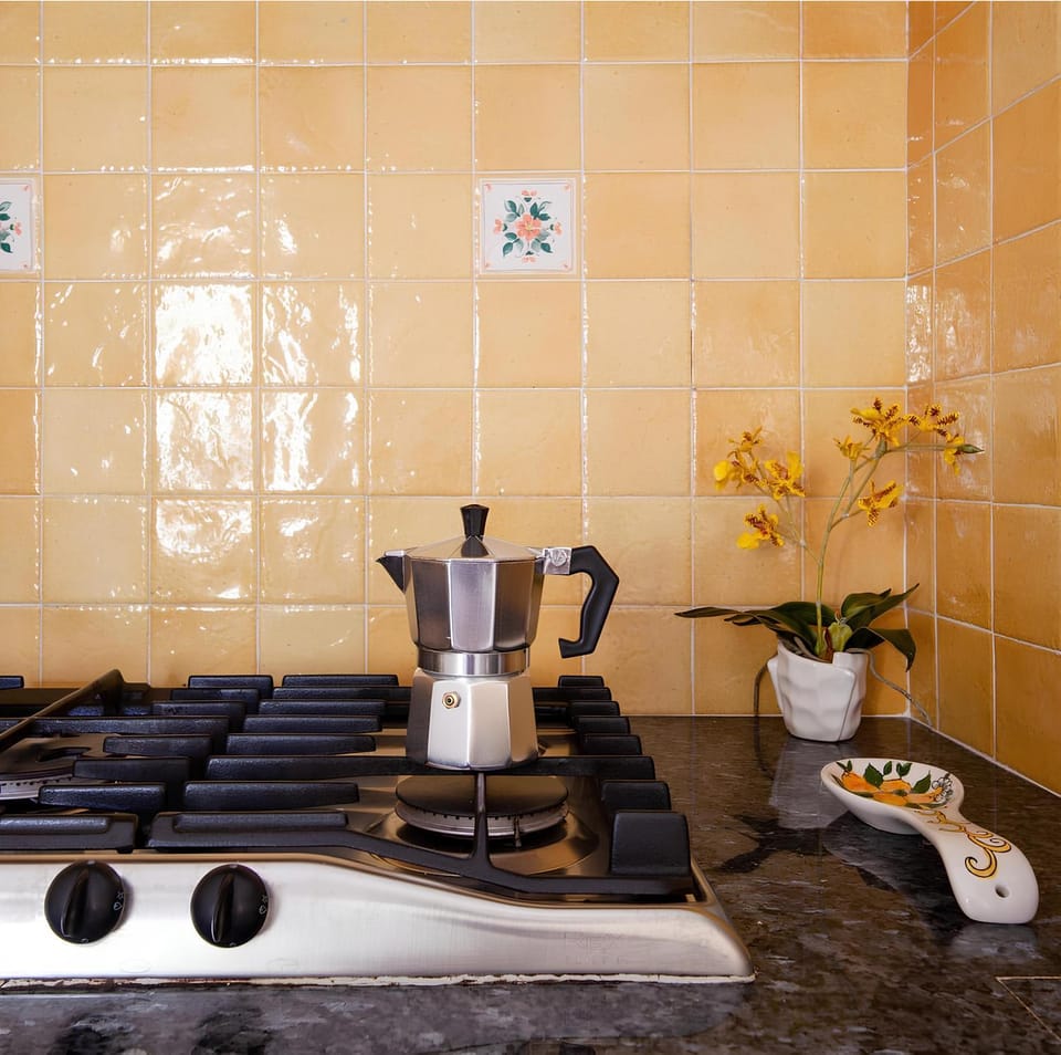 Coffee/tea facilities, Kitchen or kitchenette, stove
