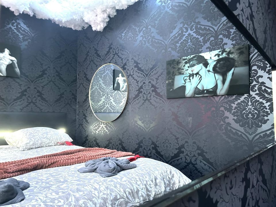 Bed, Photo of the whole room, Bedroom