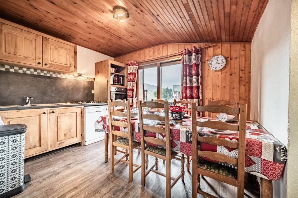 Property building, Kitchen or kitchenette, Living room