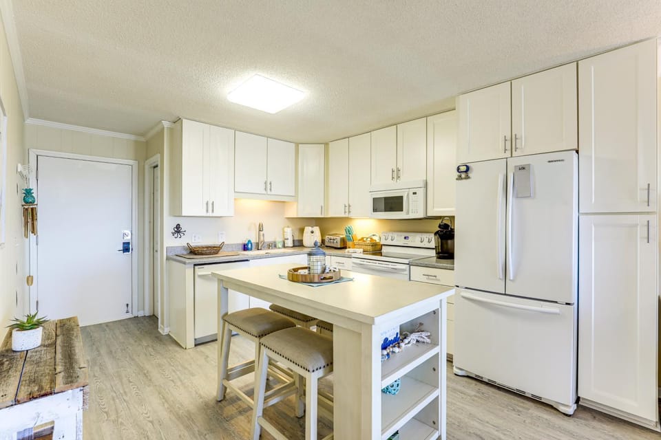 Steps to Sea! 3rd-Floor Myrtle Beach Condo w/ Pool House in South Carolina