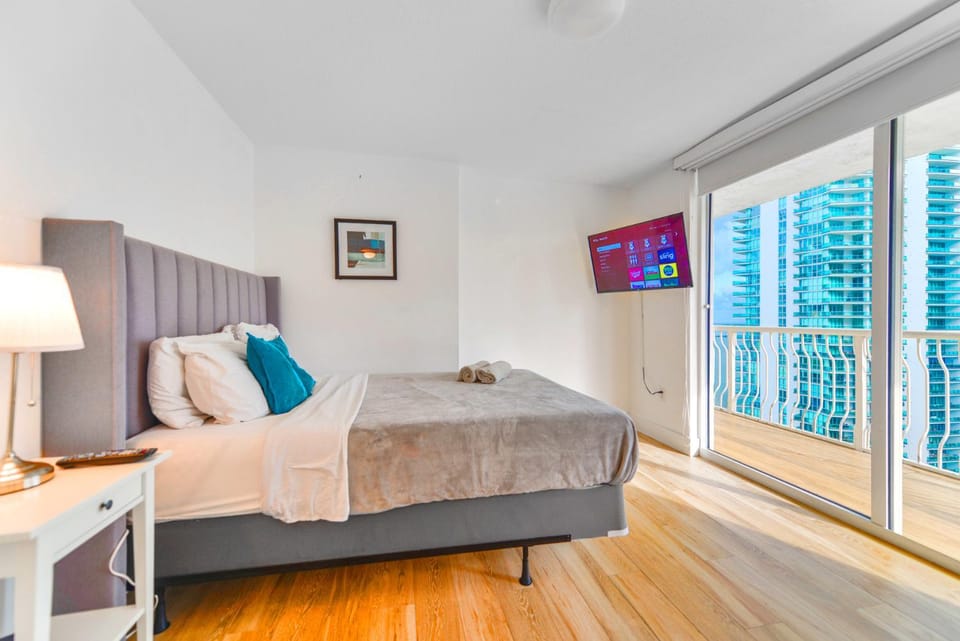 Bed, TV and multimedia, Bedroom, towels