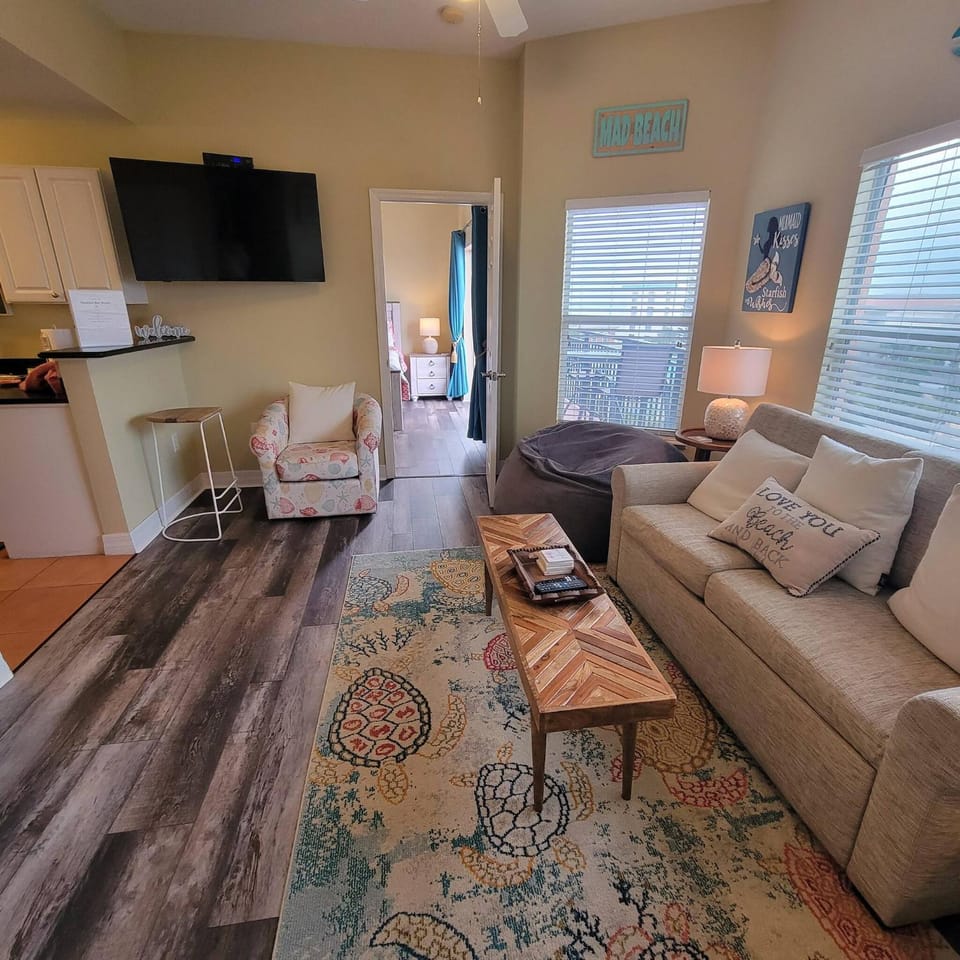 TV and multimedia, Living room, Seating area, washing machine, dryer