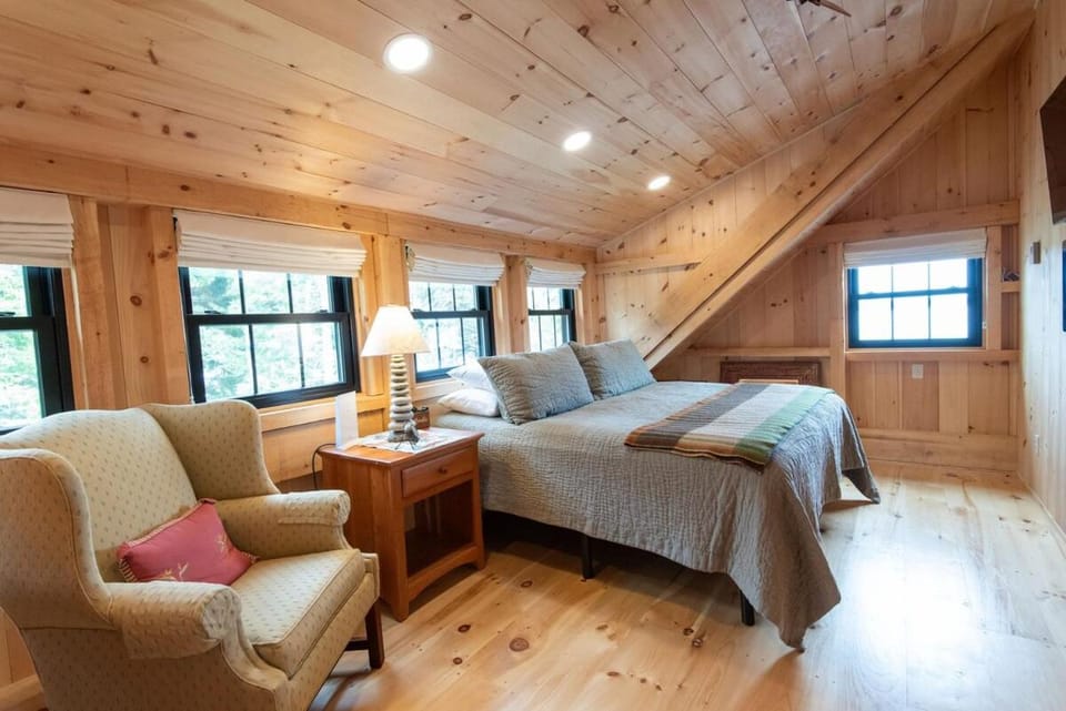 Oceanview Barnhouse Retreat with Hot Tub House in Steuben