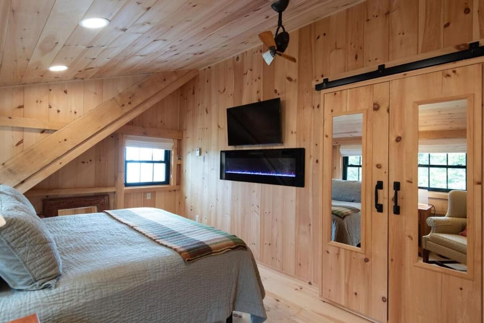Oceanview Barnhouse Retreat with Hot Tub House in Steuben