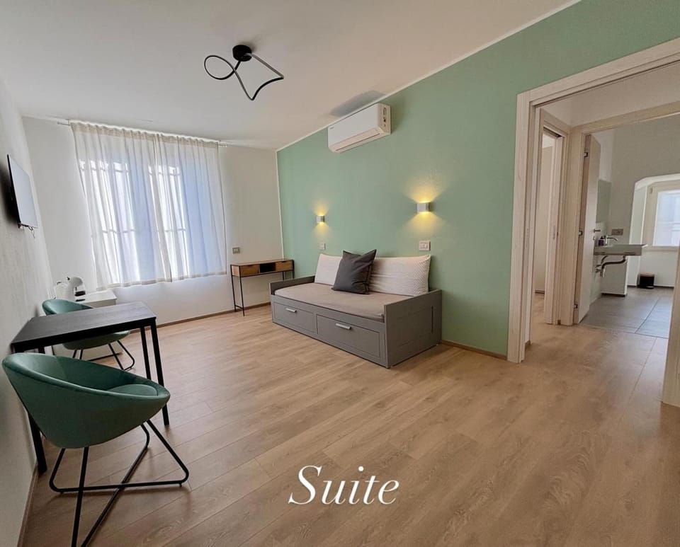 Bed, TV and multimedia, Living room, Photo of the whole room, air conditioner