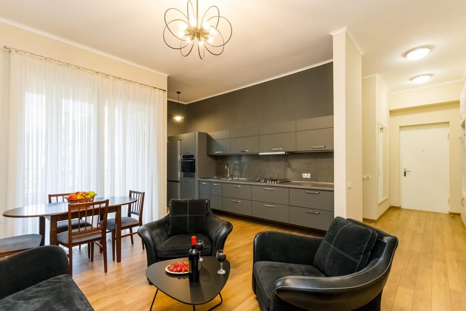 TV and multimedia, Kitchen or kitchenette, Living room, Seating area, Dining area