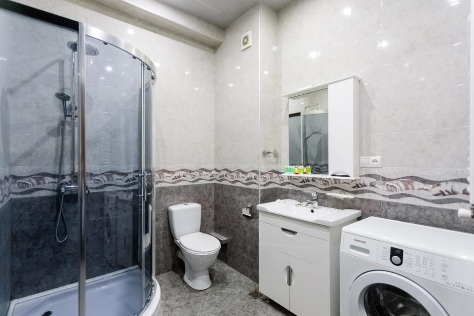 Shower, Toilet, Bathroom, towels, washing machine