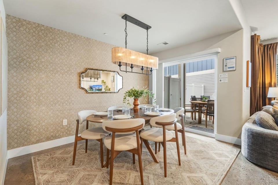 Ember and Ash Designer Home with King Beds, Games House in Fort Collins