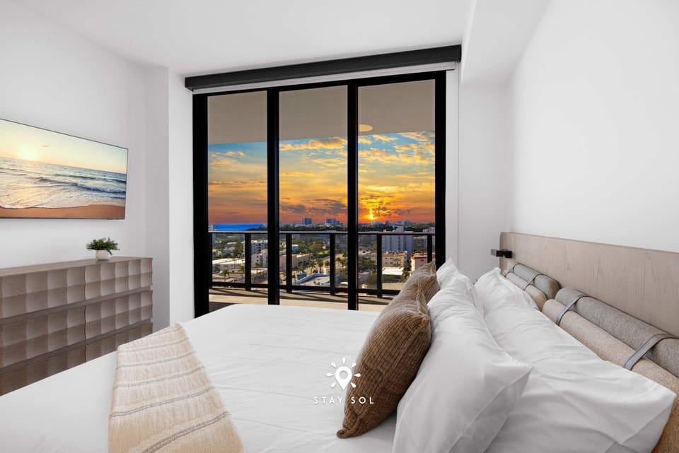 Chic 2BR Apartment Gym & Balcony Views Apartment in Miami Beach