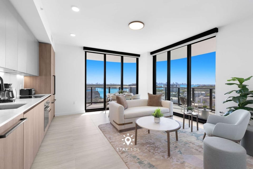 Chic 2BR Apartment Gym & Balcony Views Apartment in Miami Beach
