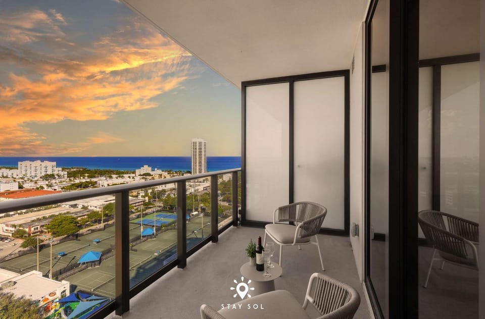 Beautiful Apt -Private Balcony & Pool Apartment in Miami Beach
