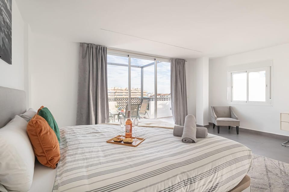 Bed, Living room, Photo of the whole room, Seating area, Bedroom, air conditioner
