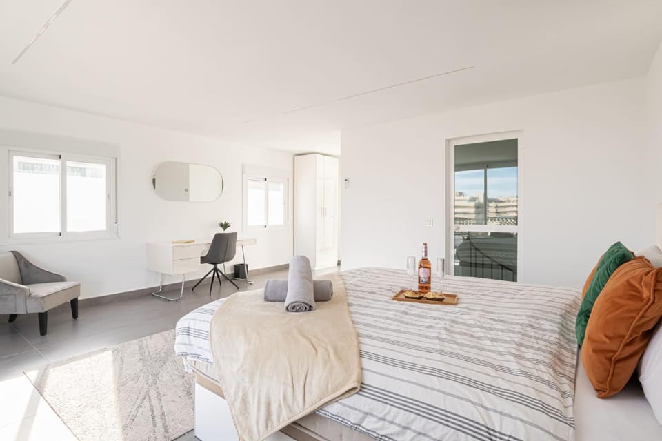 Bed, TV and multimedia, Photo of the whole room, Seating area, Bedroom, air conditioner