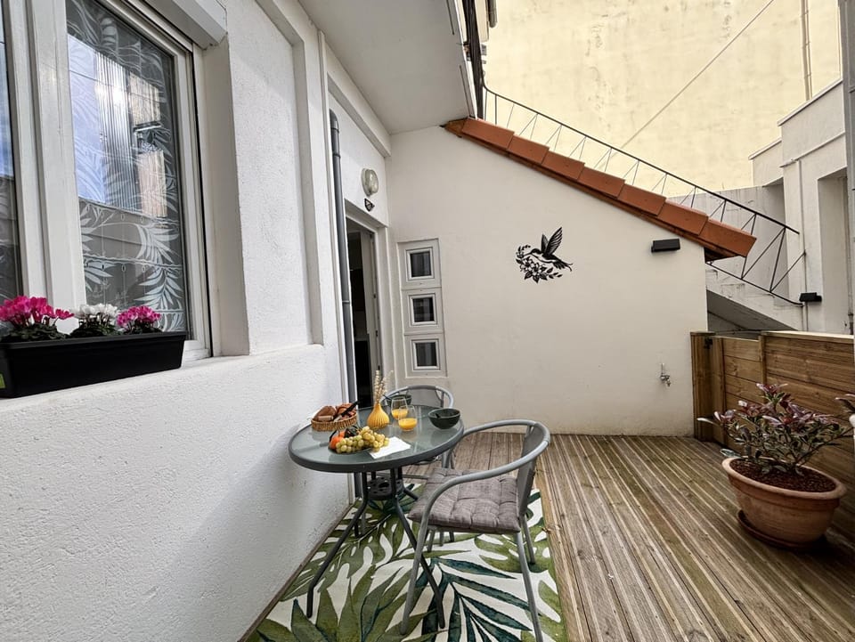 Patio, Day, Seating area, Dining area