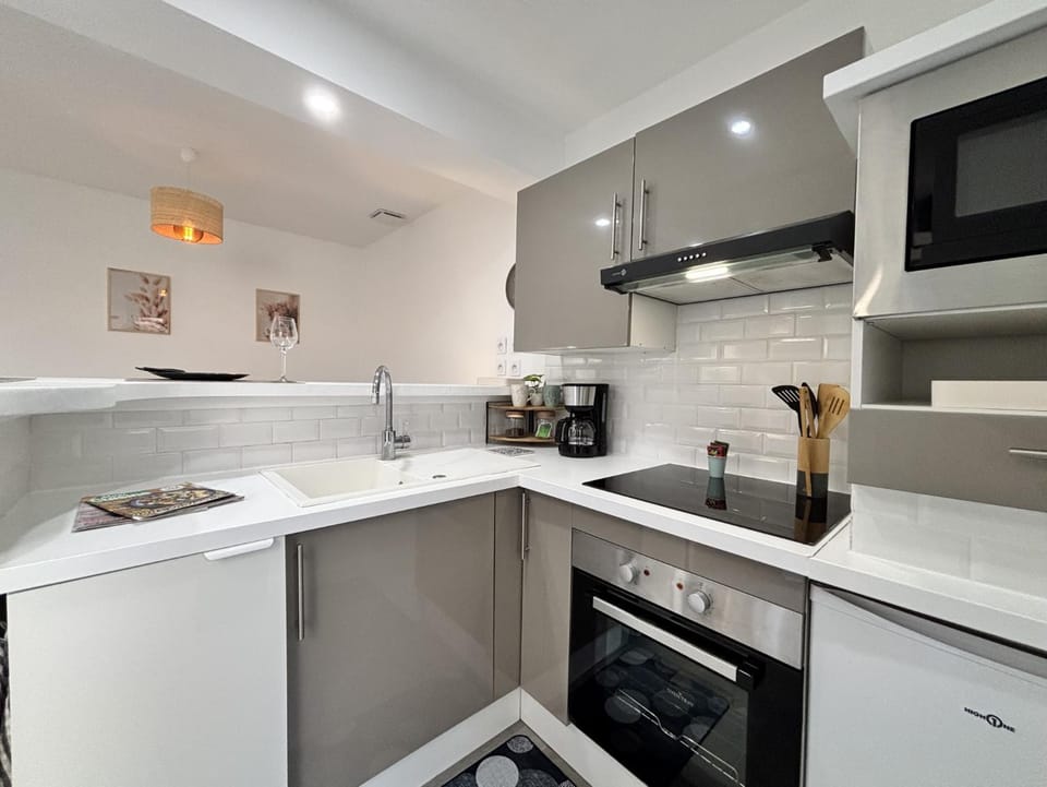 Coffee/tea facilities, microwave, oven, pet friendly, stove, toaster, kitchen