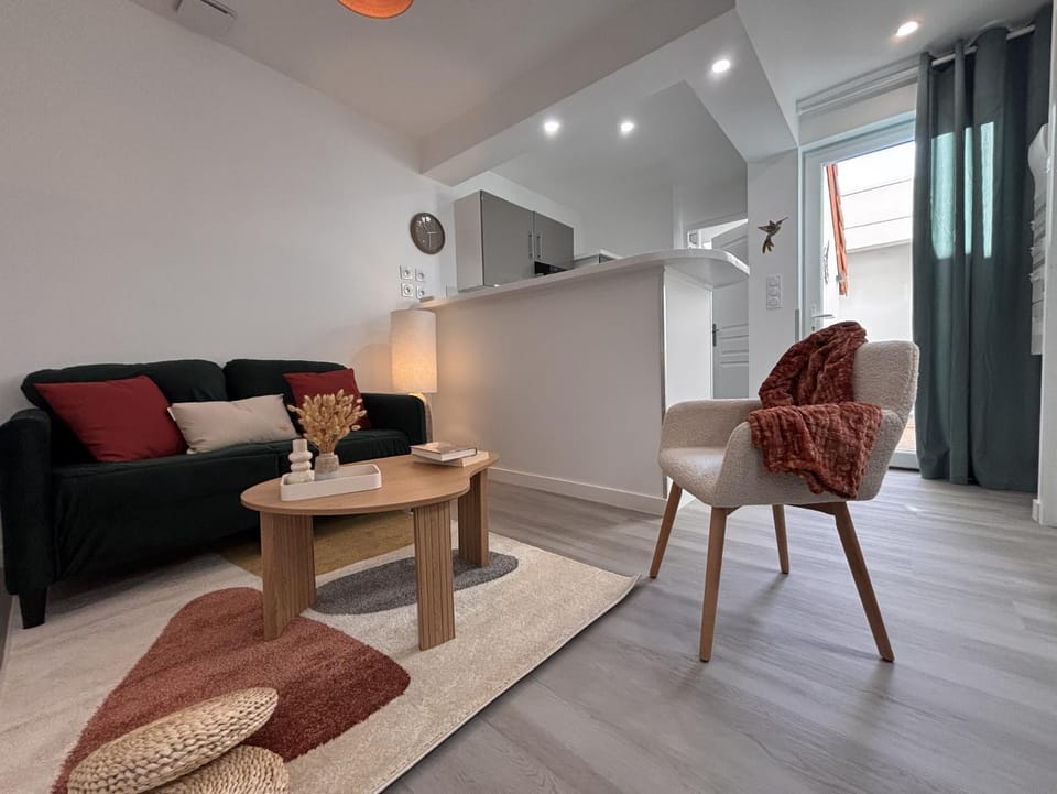 Seating area, kitchen