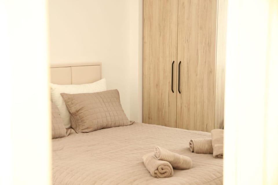 Bedroom, towels, wardrobe