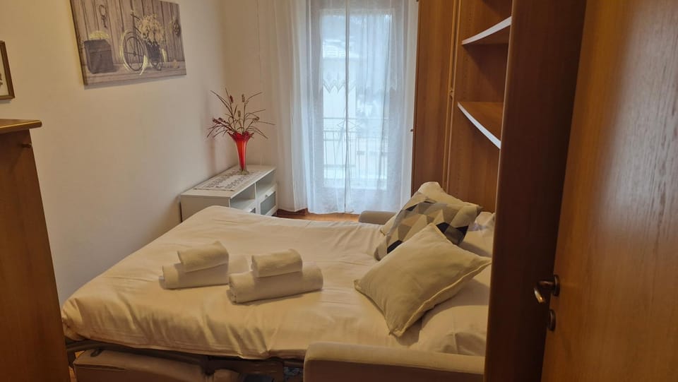 Bed, Photo of the whole room, Bedroom, towels, wardrobe