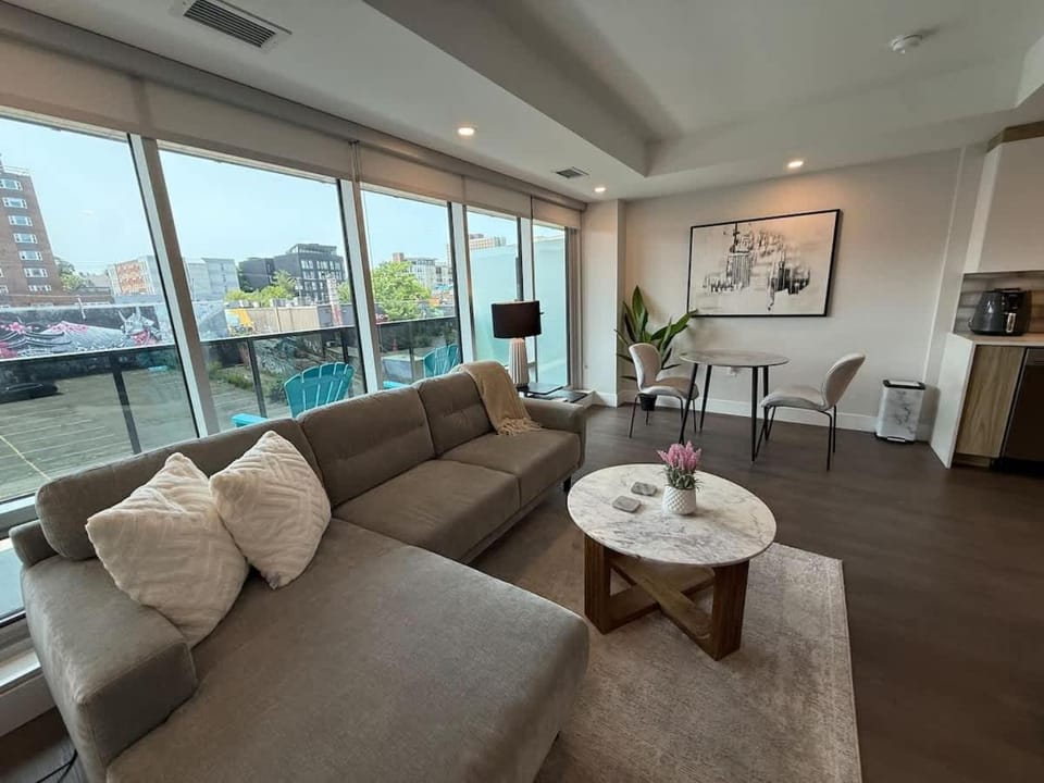 Bright spotless and modern 1 BR with gym Apartment in Dartmouth