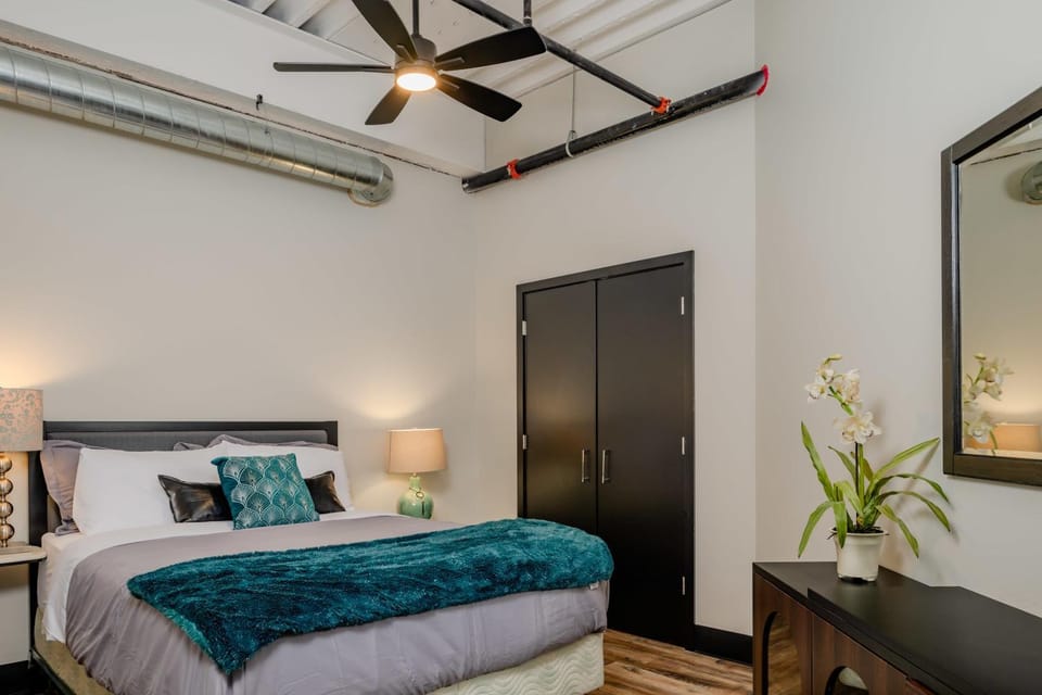 Modern City View 1BR Apartment with Office - free parking Apartment in Appleton