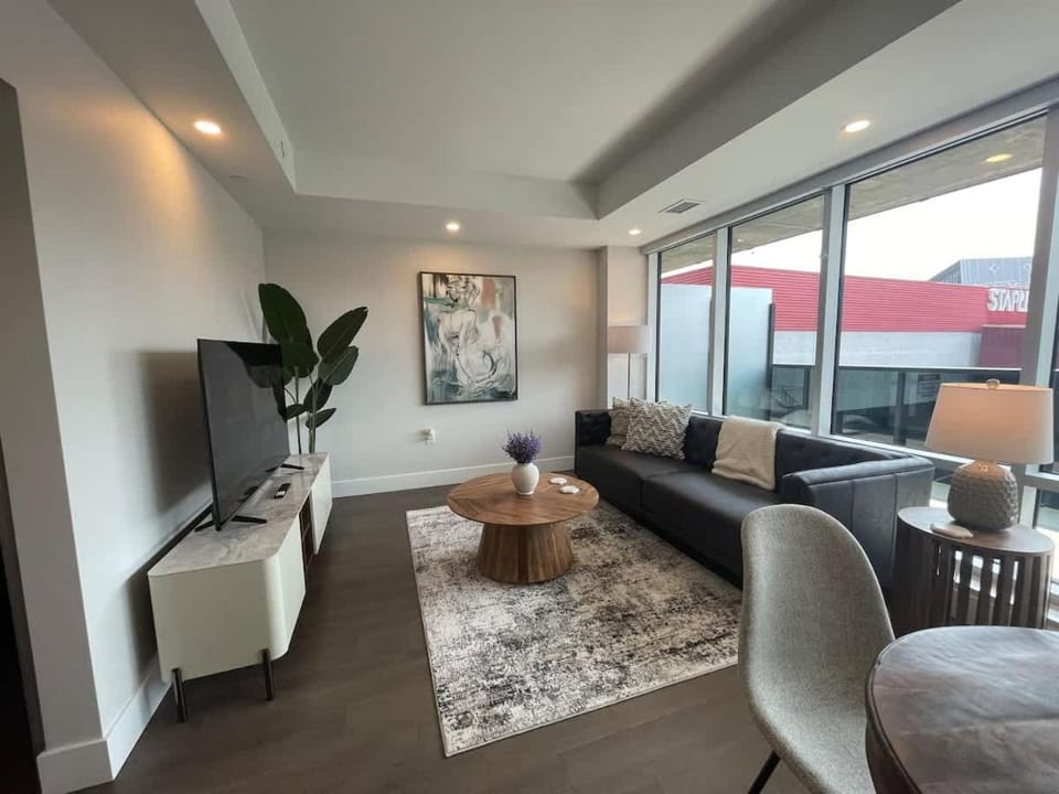 Downtown Halifax bright & modern 1 Bedroom Apartment in Dartmouth