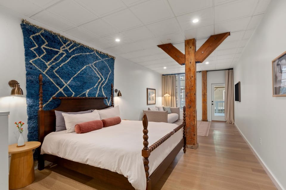 Bed, TV and multimedia, Balcony/Terrace, Seating area, Bedroom