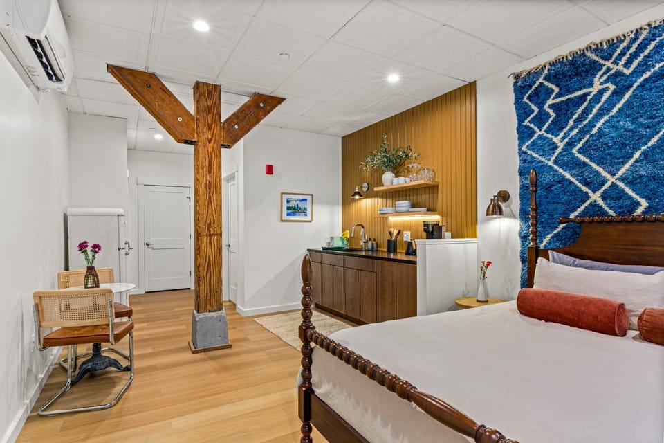 Bed, Coffee/tea facilities, Kitchen or kitchenette, Photo of the whole room, Decorative detail, Seating area, Bedroom, minibar, air conditioner