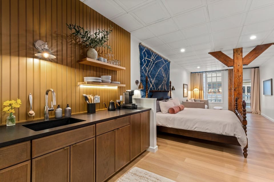 Bed, Coffee/tea facilities, Kitchen or kitchenette, Photo of the whole room, Decorative detail, Seating area