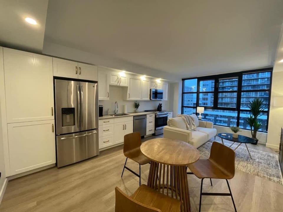 Downtown waterfront 1 BR with 6 appliances and gym Apartment in Dartmouth
