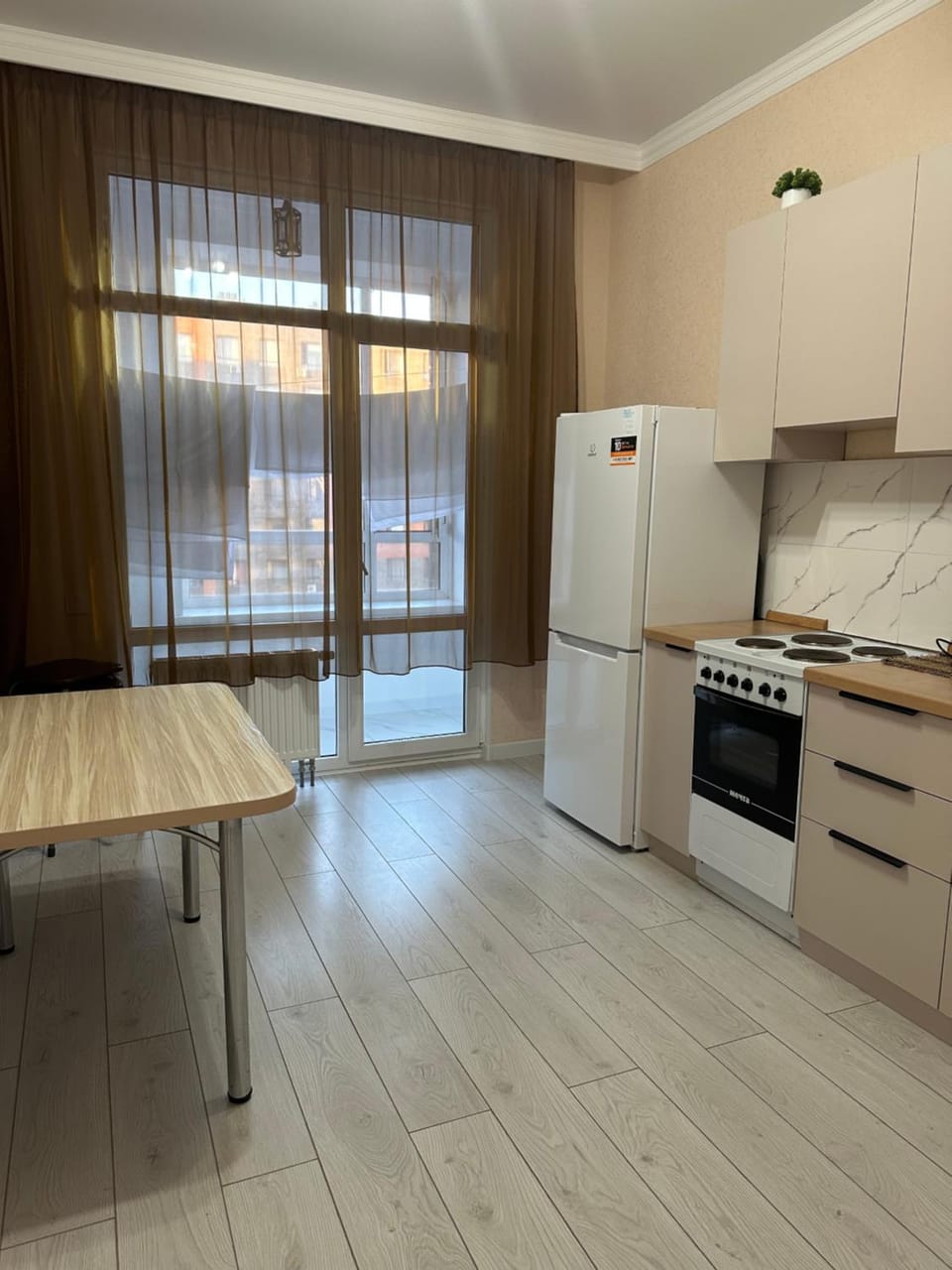Kitchen or kitchenette, Dining area, oven, stove