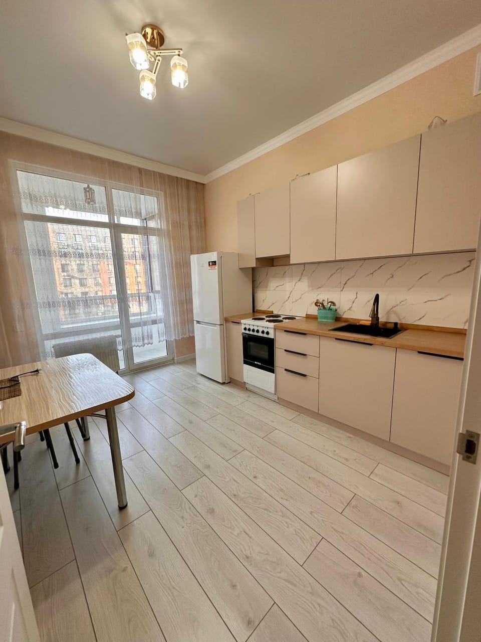 Kitchen or kitchenette, Dining area, oven, stove
