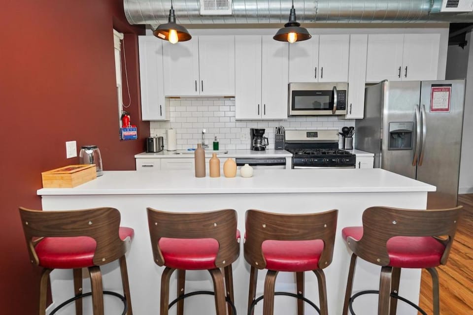 Modern 4BR Pilsen Retreat Near Illinois Medical District & Chicago Downtown Apartment in Lower West Side