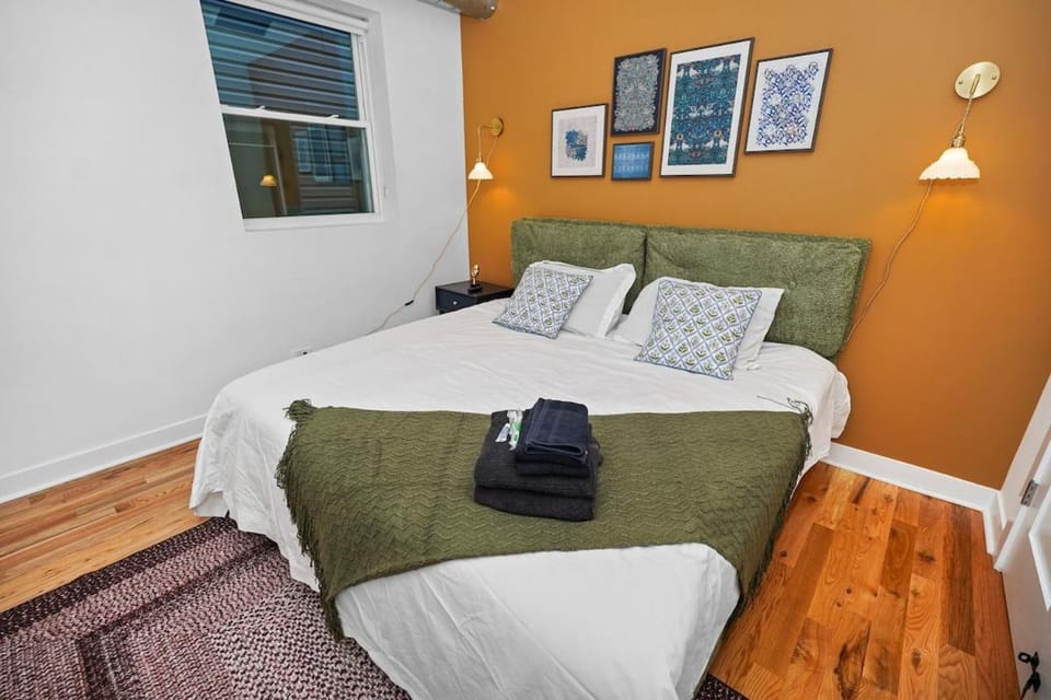 Modern 4BR Pilsen Retreat Near Illinois Medical District & Chicago Downtown Apartment in Lower West Side